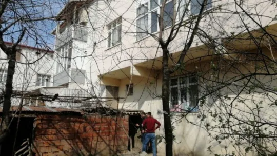 Güvercin beslemek için çıktığı çatıdan düşen genç hayatını kaybetti!