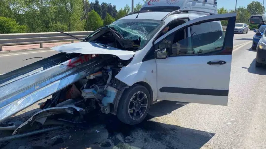 Hafif ticari araç bariyere saplandı