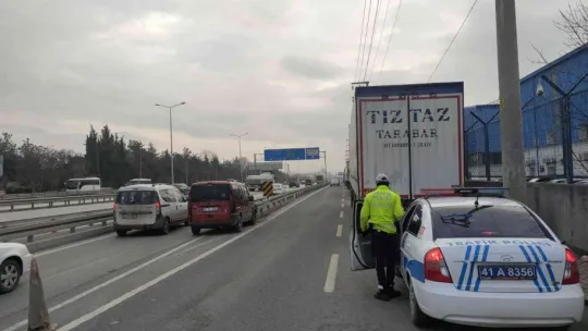 D-100'de bariyere çarptı: 1 yaralı