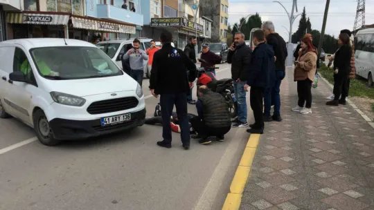 Hafif ticari araç ile çarpışan motosikletin sürücüsü yaralandı