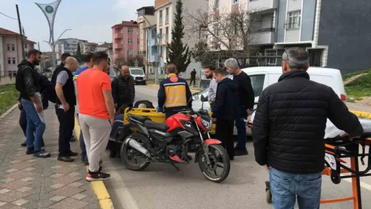 Hafif ticari araç ile çarpışan motosikletin sürücüsü yaralandı
