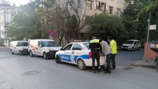 Hafif ticari araç ile motosiklet çarpıştı!