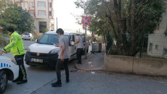 Hafif ticari araç ile motosiklet çarpıştı!