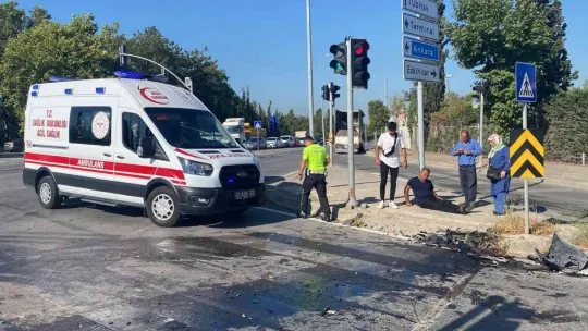 Hafif ticari araç ile otomobil çarpıştı