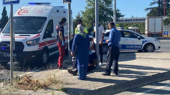Hafif ticari araç ile otomobil çarpıştı