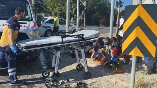 Hafif ticari araç ile otomobil çarpıştı