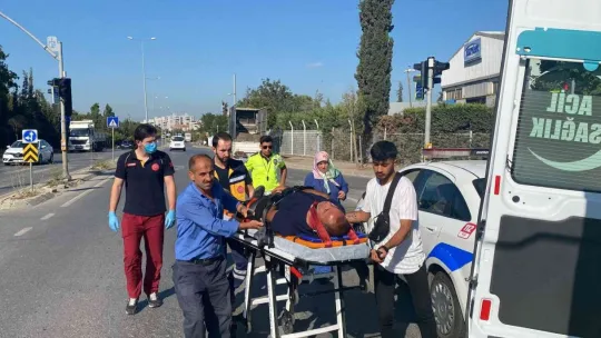Hafif ticari araç ile otomobil çarpıştı