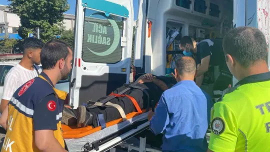 Hafif ticari araç ile otomobil çarpıştı