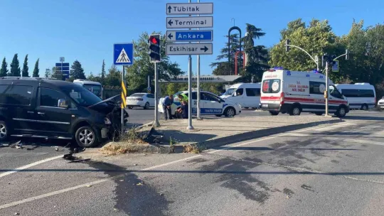 Hafif ticari araç ile otomobil çarpıştı