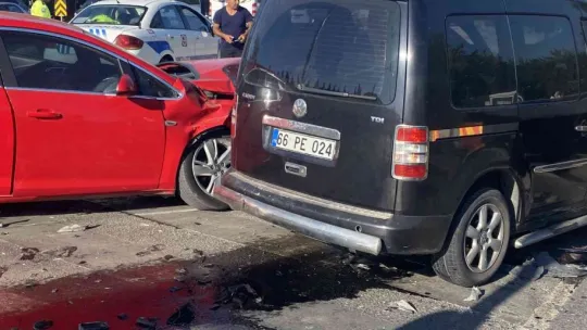 Hafif ticari araç ile otomobil çarpıştı