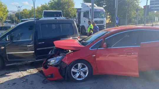 Hafif ticari araç ile otomobil çarpıştı