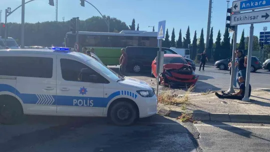 Hafif ticari araç ile otomobil çarpıştı