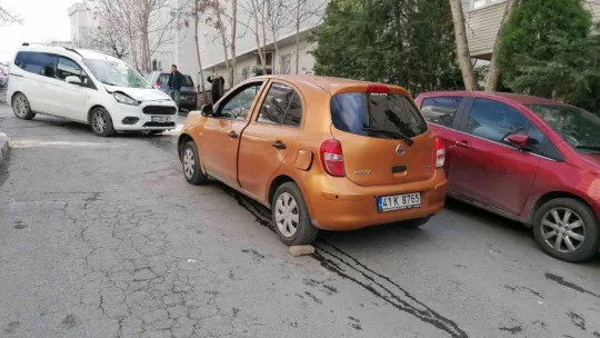 Hafif ticari araç ile otomobil kafa kafaya çarpıştı