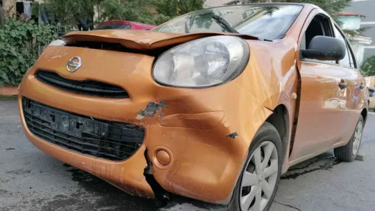 Hafif ticari araç ile otomobil kafa kafaya çarpıştı
