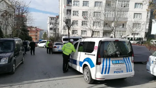 Hafif ticari araç ile otomobil kafa kafaya çarpıştı