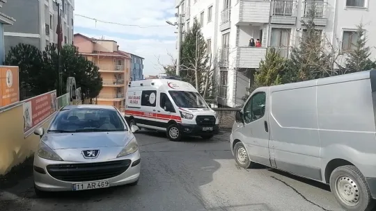Hafif ticari araç ile otomobil kafa kafaya çarpıştı