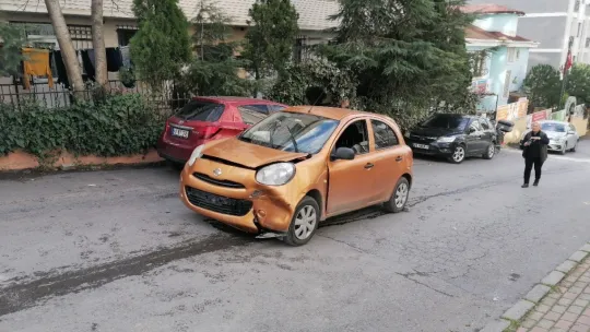 Hafif ticari araç ile otomobil kafa kafaya çarpıştı
