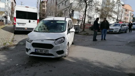 Hafif ticari araç ile otomobil kafa kafaya çarpıştı