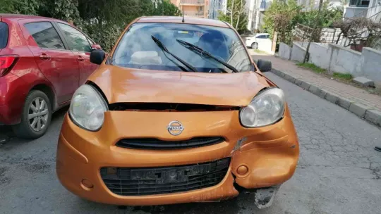 Hafif ticari araç ile otomobil kafa kafaya çarpıştı