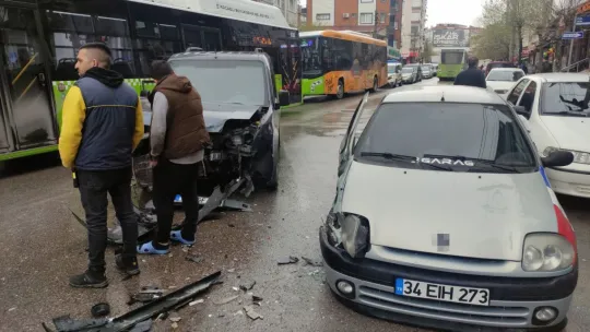 Hafif ticari araç ile otomobil çarpıştı: 1 yaralı
