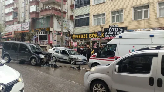 Hafif ticari araç ile otomobil çarpıştı: 1 yaralı