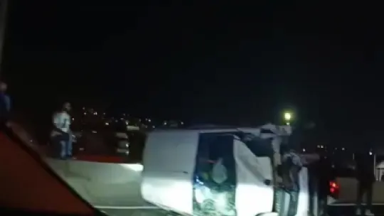 Hafif ticari araç, lastiği patlayan otomobile çarparak yan yattı: 2 çocuk yaralı