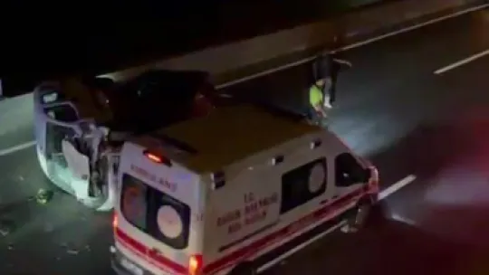 Hafif ticari araç, lastiği patlayan otomobile çarparak yan yattı: 2 çocuk yaralı