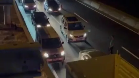 Hafif ticari araç, lastiği patlayan otomobile çarparak yan yattı: 2 çocuk yaralı