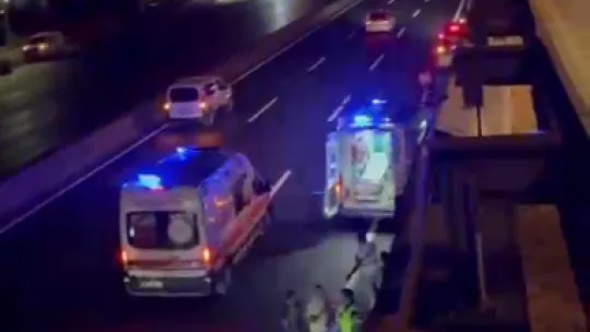 Hafif ticari araç, lastiği patlayan otomobile çarparak yan yattı: 2 çocuk yaralı