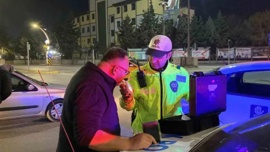Hafif ticari araç otomobile çarptı: 1 yaralı