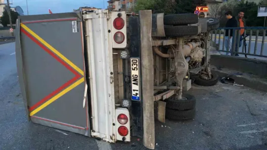 Hafif ticari araçla çarpışan kamyonet devrildi: 2 yaralı