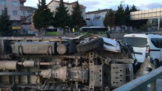 Hafif ticari araçla çarpışan kamyonet devrildi: 2 yaralı