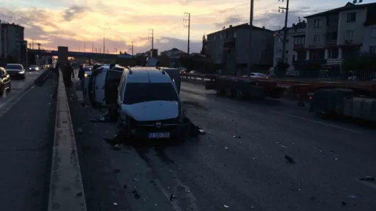 Hafif ticari araçla çarpışan kamyonet devrildi: 2 yaralı