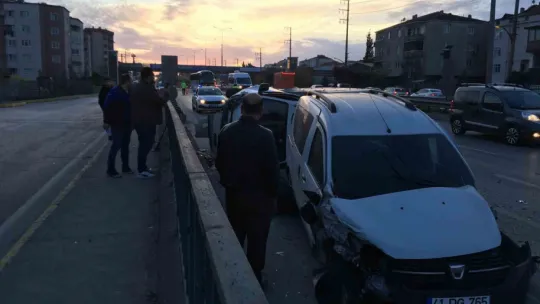 Hafif ticari araçla çarpışan kamyonet devrildi: 2 yaralı