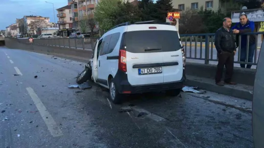 Hafif ticari araçla çarpışan kamyonet devrildi: 2 yaralı