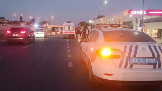 Hafif ticari araçla motosiklet çarpıştı