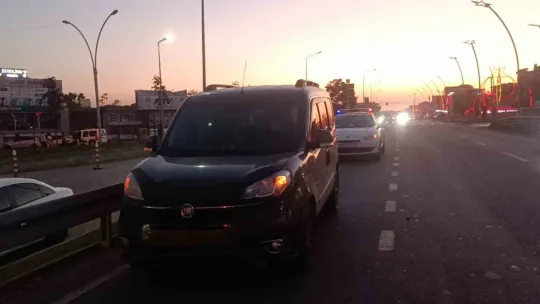 Hafif ticari araçla motosiklet çarpıştı