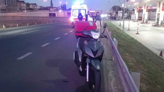 Hafif ticari araçla motosiklet çarpıştı