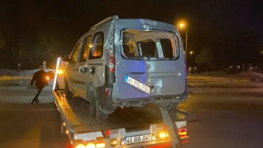Hafif ticari otomobil ağaçların arasına daldı