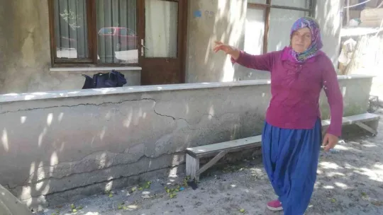 Hafriyat kamyonları yüzünden evleri hasar aldı