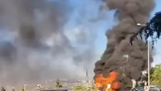Hafriyat kamyonu alevlere teslim oldu, gökyüzü siyah dumanla kaplandı