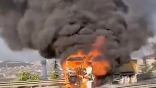Hafriyat kamyonu alevlere teslim oldu, gökyüzü siyah dumanla kaplandı