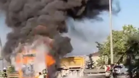 Hafriyat kamyonu alevlere teslim oldu, gökyüzü siyah dumanla kaplandı