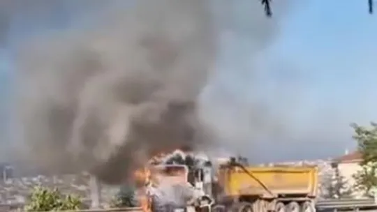Hafriyat kamyonu alevlere teslim oldu, gökyüzü siyah dumanla kaplandı