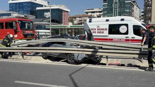 Otomobil demir bariyerlerin altına girdi: 2 yaralı
