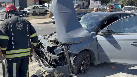 Otomobil demir bariyerlerin altına girdi: 2 yaralı