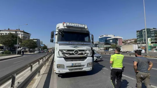 Otomobil demir bariyerlerin altına girdi: 2 yaralı