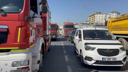 Otomobil demir bariyerlerin altına girdi: 2 yaralı