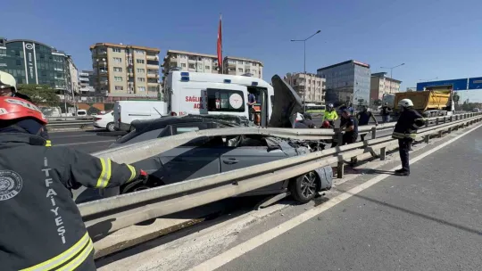 Otomobil demir bariyerlerin altına girdi: 2 yaralı