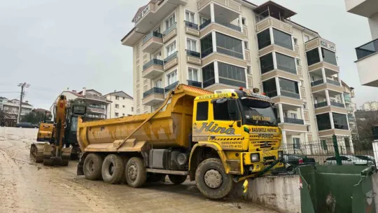 Hafriyat kamyonu istinat duvarında askıda kaldı